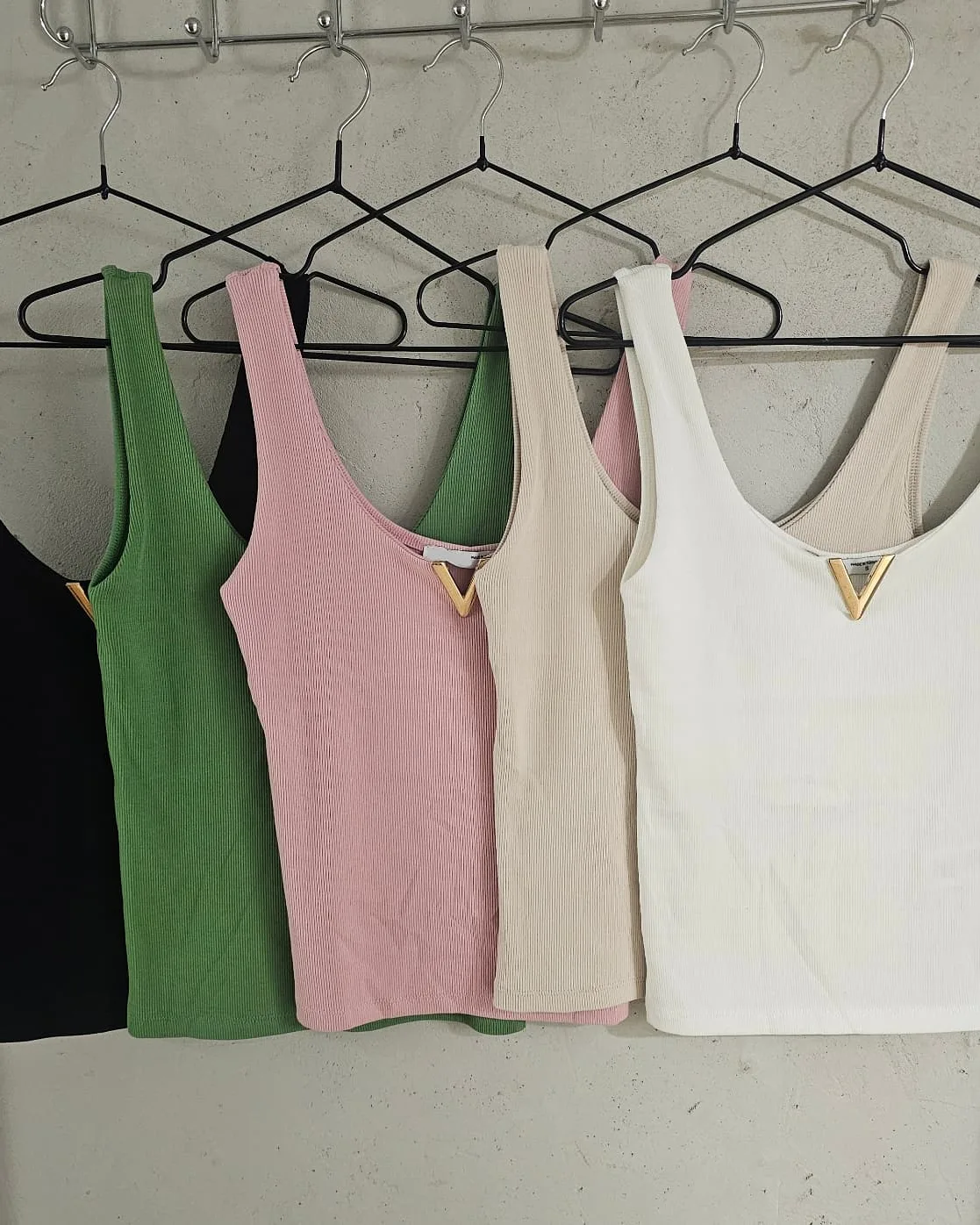 Basic Tanktop Golden V Notch view 2