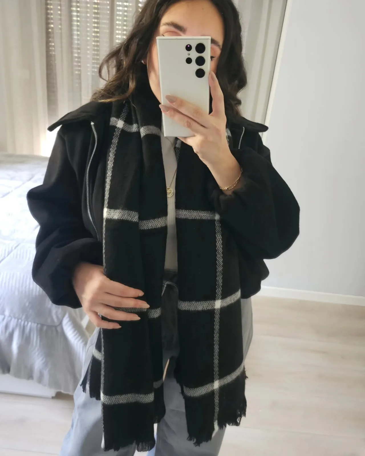 Scarf Black with white lines